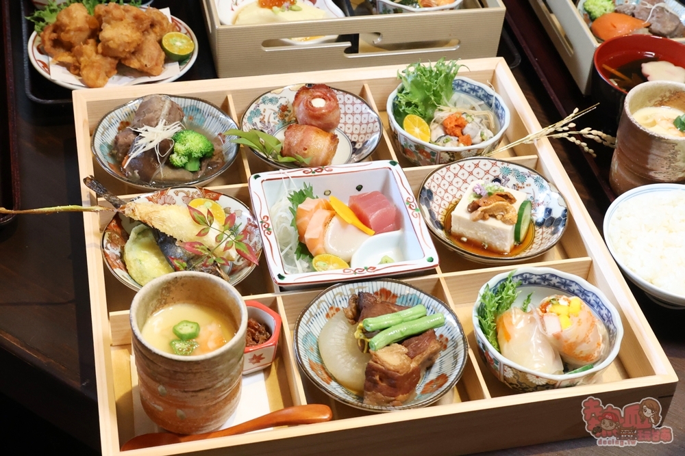 【台南美食】聚樂居酒屋午間定食睽違一年回歸,豪華九宮格定食霸氣登場,一上桌驚呼太浮誇,內用飲料免費無限暢飲~ 【台南美食】聚樂居酒屋午間定食睽違一年回歸,豪華九宮格定食霸氣登場,一上桌驚呼太浮誇,內用飲料免費無限暢飲~