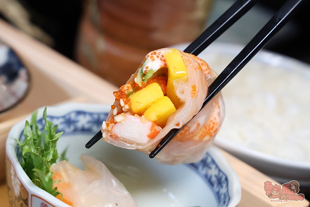 【台南美食】聚樂居酒屋午間定食睽違一年回歸,豪華九宮格定食霸氣登場,一上桌驚呼太浮誇,內用飲料免費無限暢飲~ 【台南美食】聚樂居酒屋午間定食睽違一年回歸,豪華九宮格定食霸氣登場,一上桌驚呼太浮誇,內用飲料免費無限暢飲~