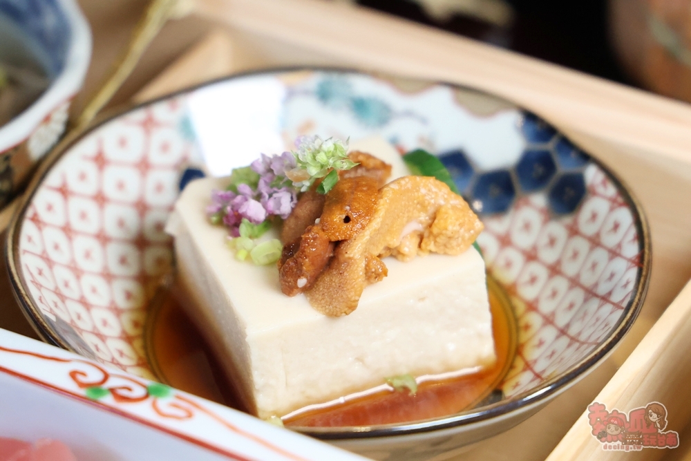 【台南美食】聚樂居酒屋午間定食睽違一年回歸,豪華九宮格定食霸氣登場,一上桌驚呼太浮誇,內用飲料免費無限暢飲~ 【台南美食】聚樂居酒屋午間定食睽違一年回歸,豪華九宮格定食霸氣登場,一上桌驚呼太浮誇,內用飲料免費無限暢飲~