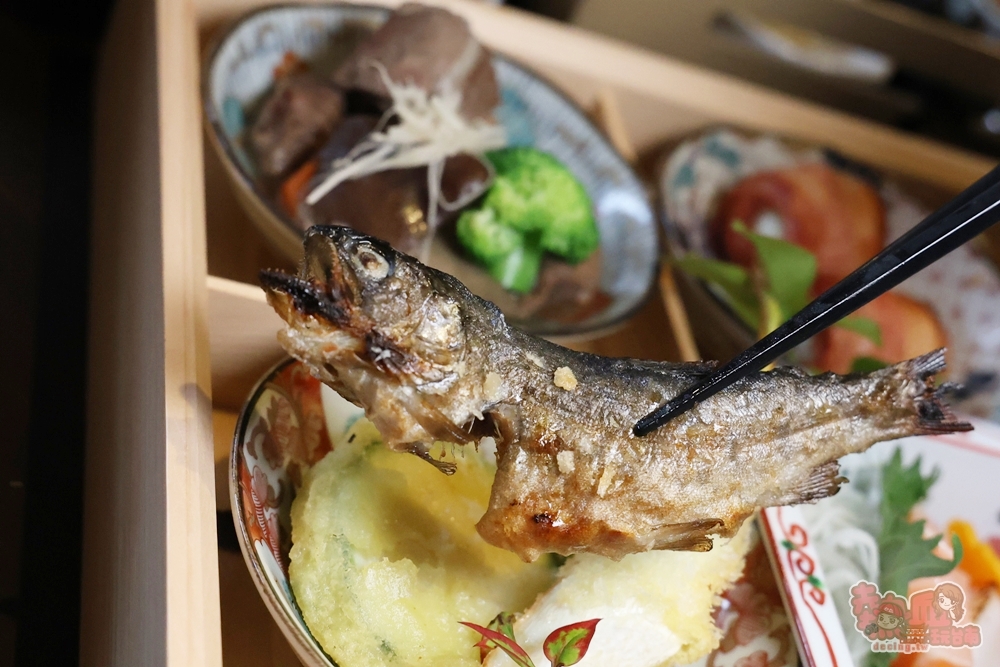 【台南美食】聚樂居酒屋午間定食睽違一年回歸,豪華九宮格定食霸氣登場,一上桌驚呼太浮誇,內用飲料免費無限暢飲~ 【台南美食】聚樂居酒屋午間定食睽違一年回歸,豪華九宮格定食霸氣登場,一上桌驚呼太浮誇,內用飲料免費無限暢飲~