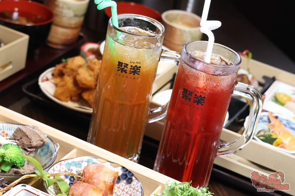 【台南美食】聚樂居酒屋午間定食睽違一年回歸,豪華九宮格定食霸氣登場,一上桌驚呼太浮誇,內用飲料免費無限暢飲~ 【台南美食】聚樂居酒屋午間定食睽違一年回歸,豪華九宮格定食霸氣登場,一上桌驚呼太浮誇,內用飲料免費無限暢飲~
