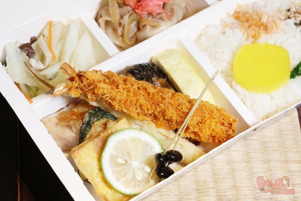 【台南美食】聚樂居酒屋午間定食睽違一年回歸,豪華九宮格定食霸氣登場,一上桌驚呼太浮誇,內用飲料免費無限暢飲~ 【台南美食】聚樂居酒屋午間定食睽違一年回歸,豪華九宮格定食霸氣登場,一上桌驚呼太浮誇,內用飲料免費無限暢飲~