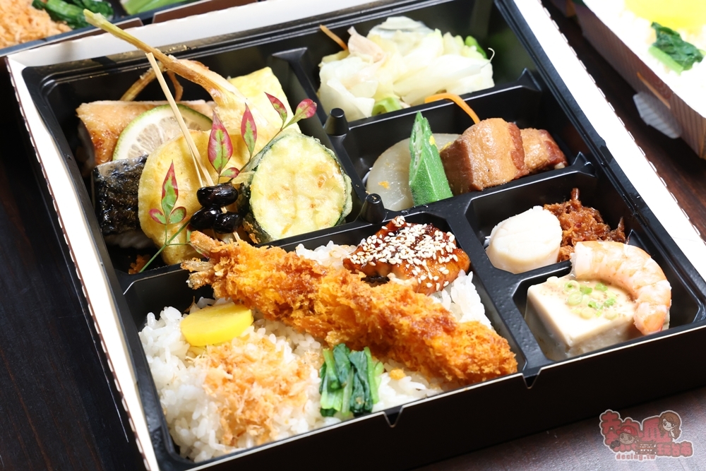 【台南美食】聚樂居酒屋午間定食睽違一年回歸,豪華九宮格定食霸氣登場,一上桌驚呼太浮誇,內用飲料免費無限暢飲~ 【台南美食】聚樂居酒屋午間定食睽違一年回歸,豪華九宮格定食霸氣登場,一上桌驚呼太浮誇,內用飲料免費無限暢飲~