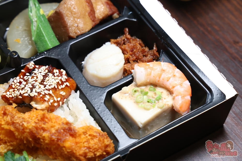 【台南美食】聚樂居酒屋午間定食睽違一年回歸,豪華九宮格定食霸氣登場,一上桌驚呼太浮誇,內用飲料免費無限暢飲~ 【台南美食】聚樂居酒屋午間定食睽違一年回歸,豪華九宮格定食霸氣登場,一上桌驚呼太浮誇,內用飲料免費無限暢飲~