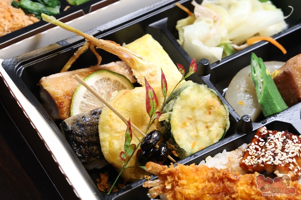 【台南美食】聚樂居酒屋午間定食睽違一年回歸,豪華九宮格定食霸氣登場,一上桌驚呼太浮誇,內用飲料免費無限暢飲~ 【台南美食】聚樂居酒屋午間定食睽違一年回歸,豪華九宮格定食霸氣登場,一上桌驚呼太浮誇,內用飲料免費無限暢飲~
