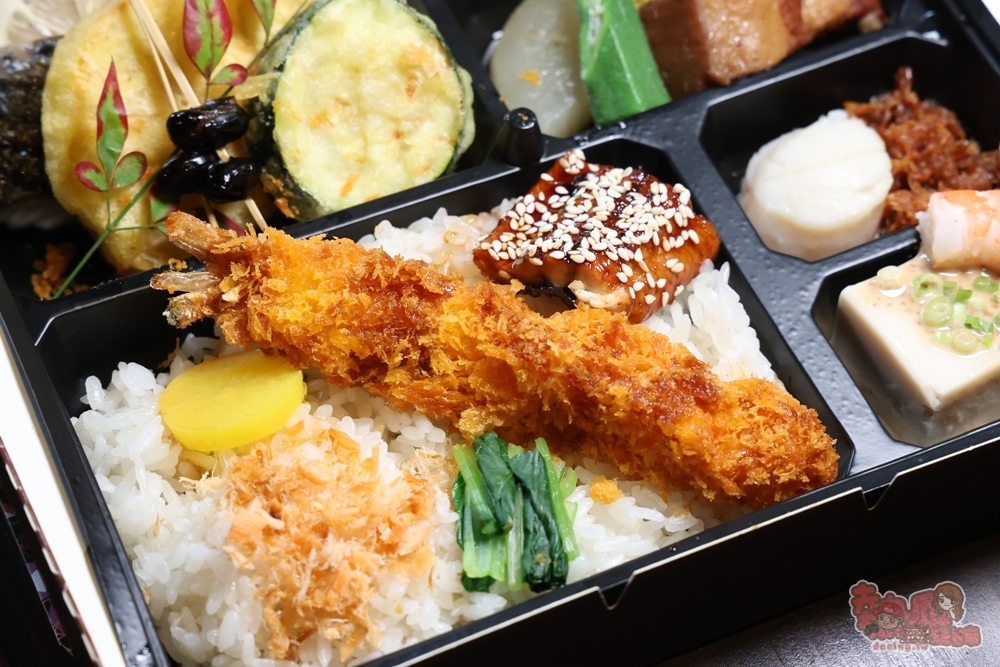 【台南美食】聚樂居酒屋午間定食睽違一年回歸,豪華九宮格定食霸氣登場,一上桌驚呼太浮誇,內用飲料免費無限暢飲~ 【台南美食】聚樂居酒屋午間定食睽違一年回歸,豪華九宮格定食霸氣登場,一上桌驚呼太浮誇,內用飲料免費無限暢飲~