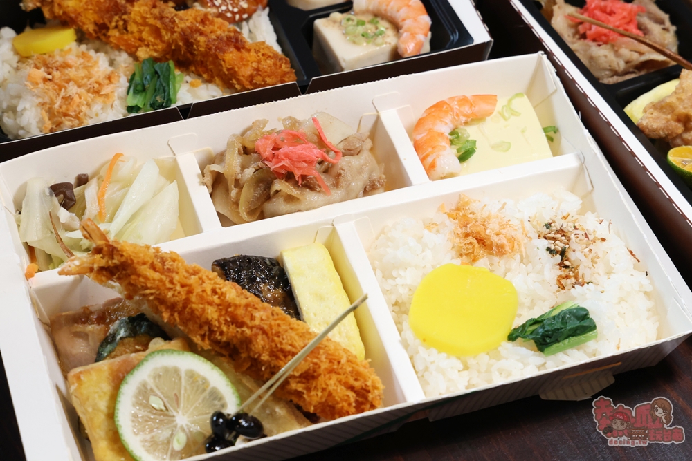 【台南美食】聚樂居酒屋午間定食睽違一年回歸,豪華九宮格定食霸氣登場,一上桌驚呼太浮誇,內用飲料免費無限暢飲~ 【台南美食】聚樂居酒屋午間定食睽違一年回歸,豪華九宮格定食霸氣登場,一上桌驚呼太浮誇,內用飲料免費無限暢飲~