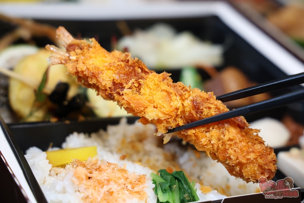 【台南美食】聚樂居酒屋午間定食睽違一年回歸,豪華九宮格定食霸氣登場,一上桌驚呼太浮誇,內用飲料免費無限暢飲~ 【台南美食】聚樂居酒屋午間定食睽違一年回歸,豪華九宮格定食霸氣登場,一上桌驚呼太浮誇,內用飲料免費無限暢飲~