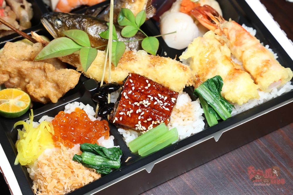 【台南美食】聚樂居酒屋午間定食睽違一年回歸,豪華九宮格定食霸氣登場,一上桌驚呼太浮誇,內用飲料免費無限暢飲~ 【台南美食】聚樂居酒屋午間定食睽違一年回歸,豪華九宮格定食霸氣登場,一上桌驚呼太浮誇,內用飲料免費無限暢飲~