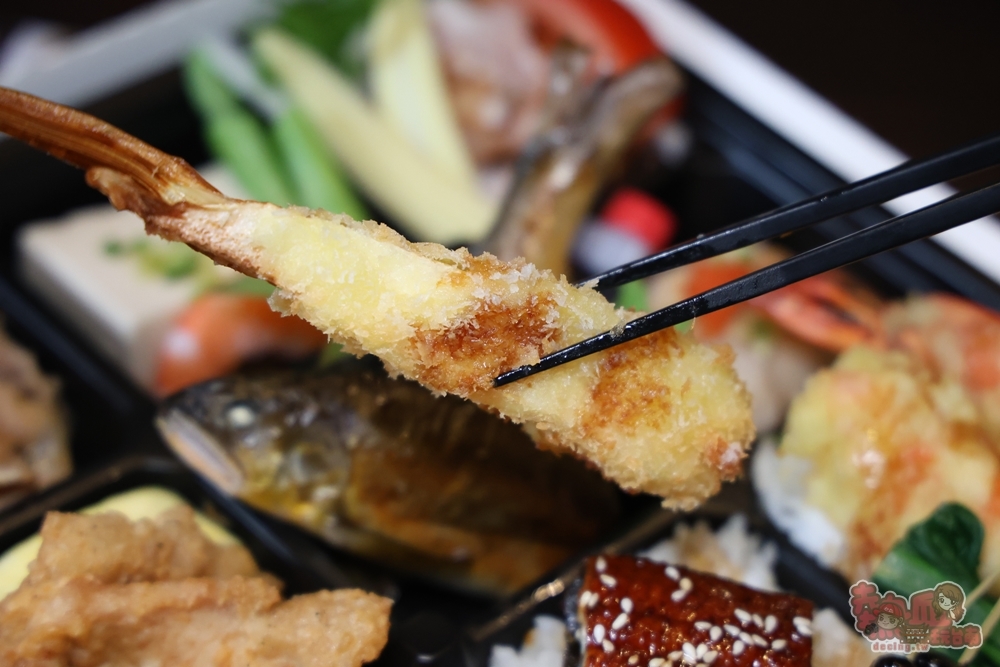 【台南美食】聚樂居酒屋午間定食睽違一年回歸,豪華九宮格定食霸氣登場,一上桌驚呼太浮誇,內用飲料免費無限暢飲~ 【台南美食】聚樂居酒屋午間定食睽違一年回歸,豪華九宮格定食霸氣登場,一上桌驚呼太浮誇,內用飲料免費無限暢飲~
