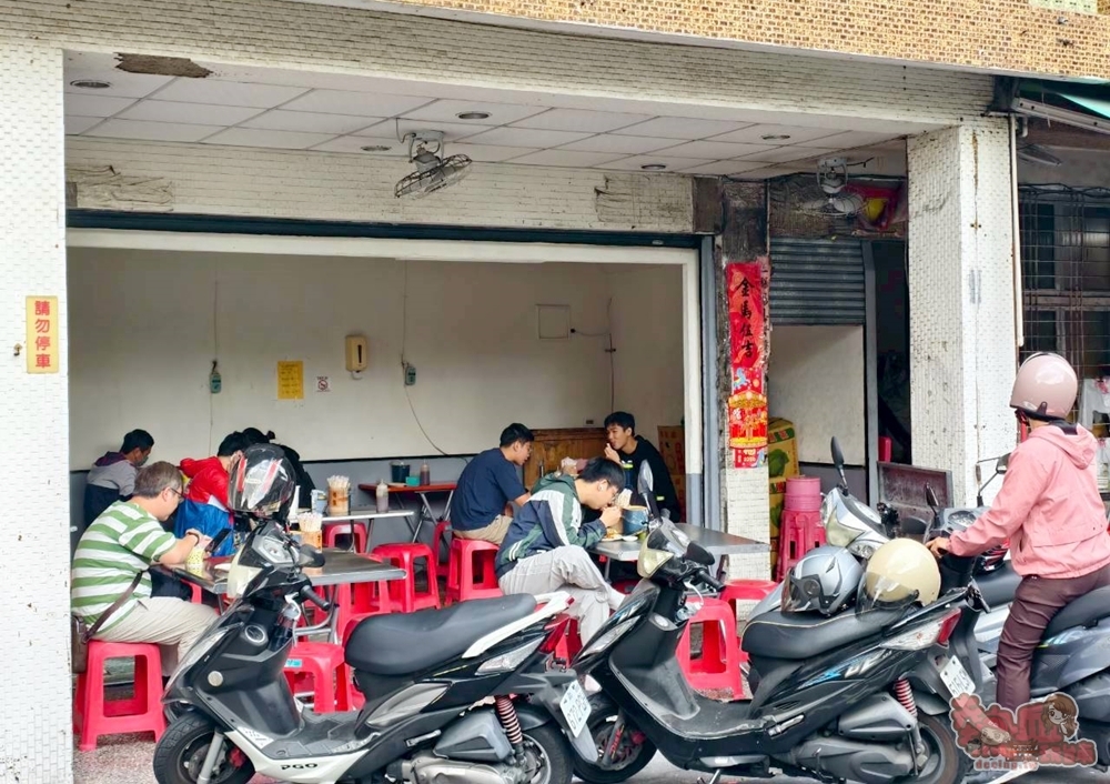 【台南美食】南園街鍋貼:台南北區人氣鍋貼,googl評論超過千則,煎餃皮脆內餡清甜,熟客一次最少10顆起跳~ 【台南美食】南園街鍋貼:台南北區人氣鍋貼,googl評論超過千則,煎餃皮脆內餡清甜,熟客一次最少10顆起跳~