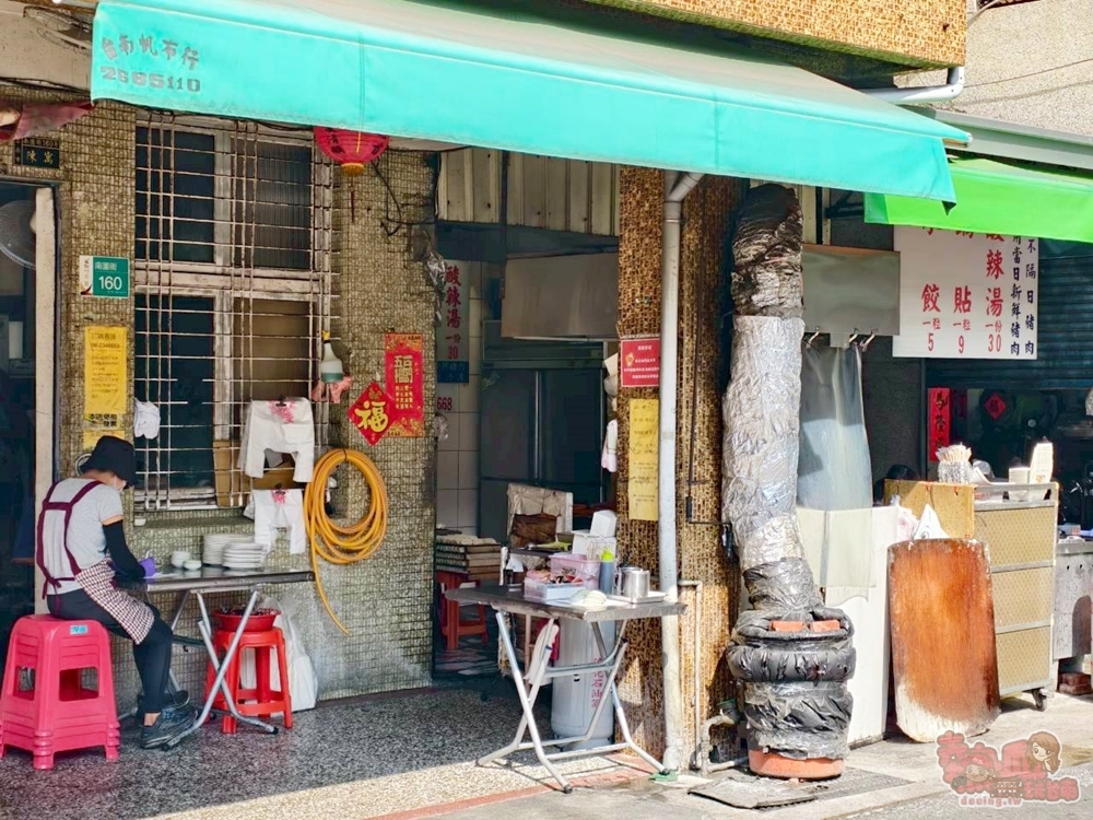 【台南美食】南園街鍋貼:台南北區人氣鍋貼,googl評論超過千則,煎餃皮脆內餡清甜,熟客一次最少10顆起跳~ 【台南美食】南園街鍋貼:台南北區人氣鍋貼,googl評論超過千則,煎餃皮脆內餡清甜,熟客一次最少10顆起跳~