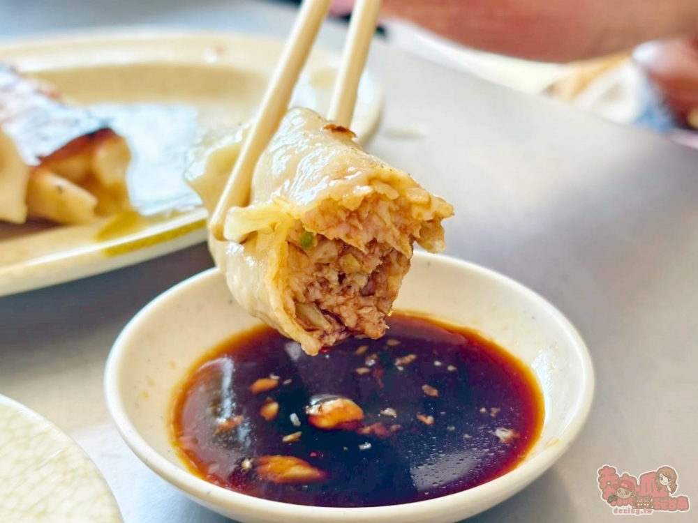 【台南美食】南園街鍋貼:台南北區人氣鍋貼,googl評論超過千則,煎餃皮脆內餡清甜,熟客一次最少10顆起跳~ 【台南美食】南園街鍋貼:台南北區人氣鍋貼,googl評論超過千則,煎餃皮脆內餡清甜,熟客一次最少10顆起跳~