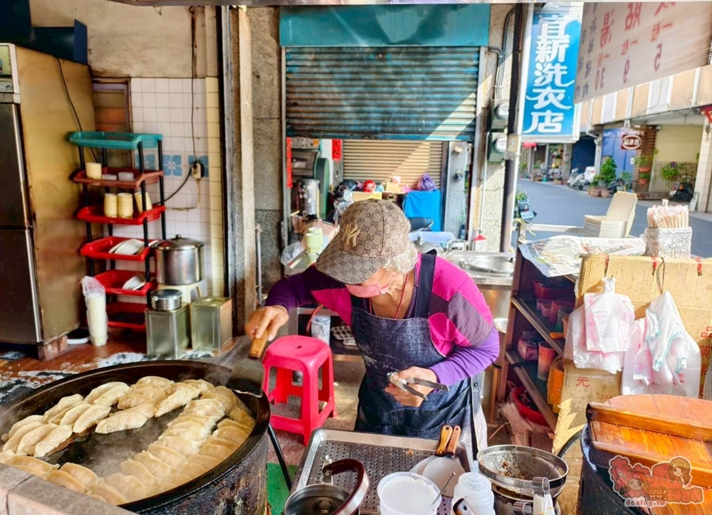 【台南美食】南園街鍋貼:台南北區人氣鍋貼,googl評論超過千則,煎餃皮脆內餡清甜,熟客一次最少10顆起跳~ 【台南美食】南園街鍋貼:台南北區人氣鍋貼,googl評論超過千則,煎餃皮脆內餡清甜,熟客一次最少10顆起跳~